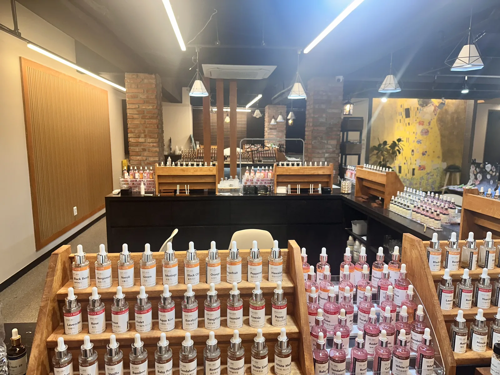 Fragrance ingredients for a family perfume workshop in Seoul
